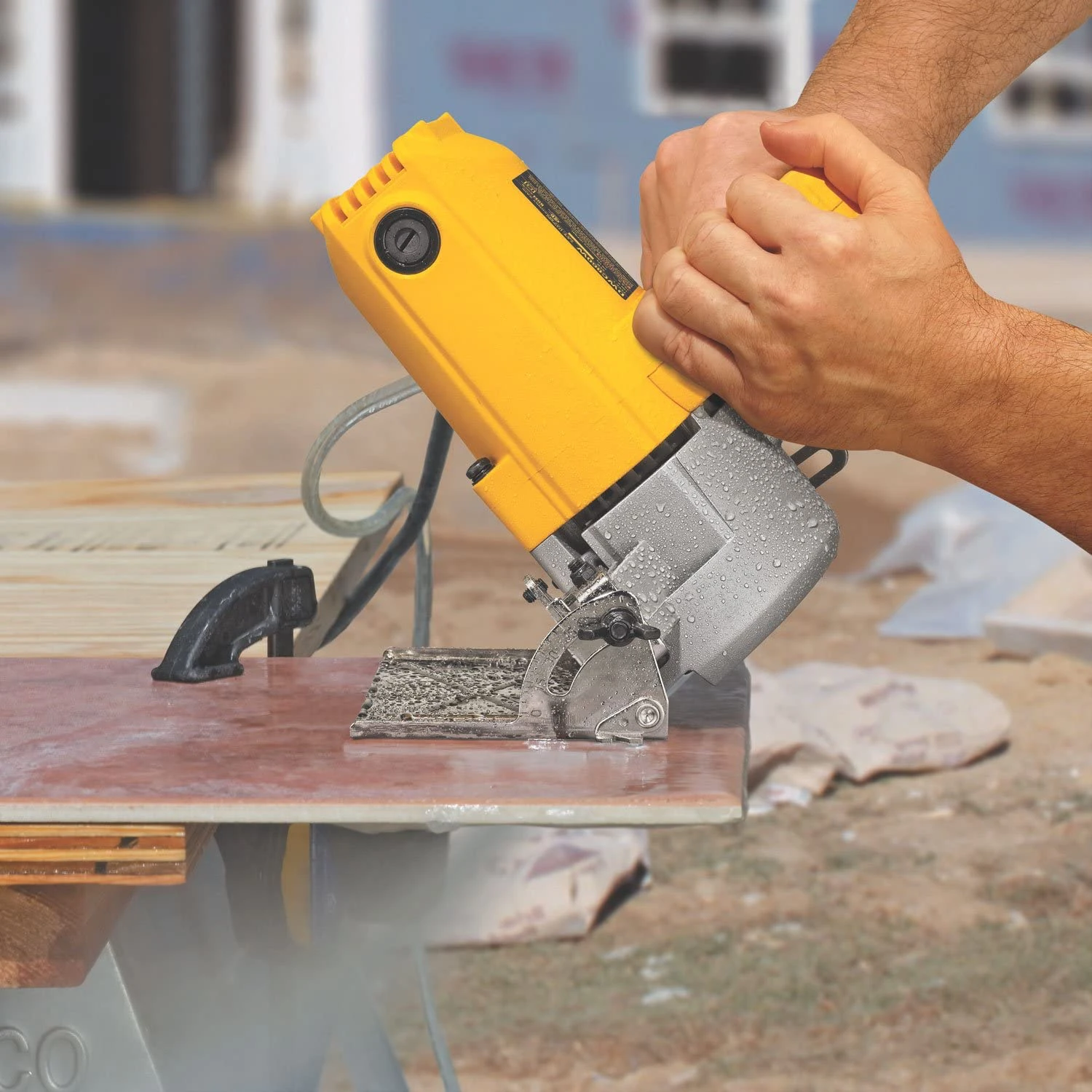 DeWalt DWC860W Masonry Saw - Image 3