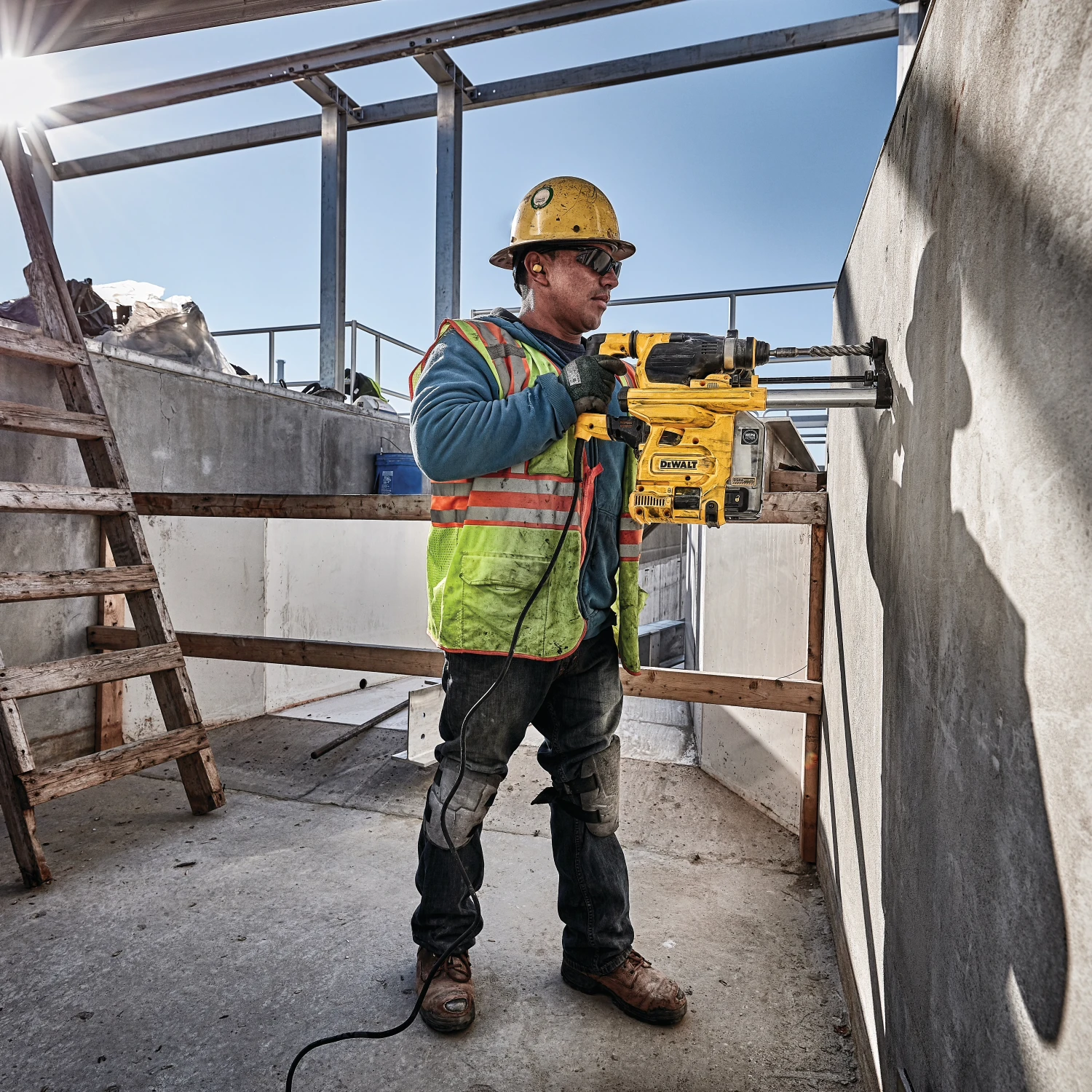 DeWalt D25333K 1-1/8" SDS Plus Rotary Hammer Kit - Image 3