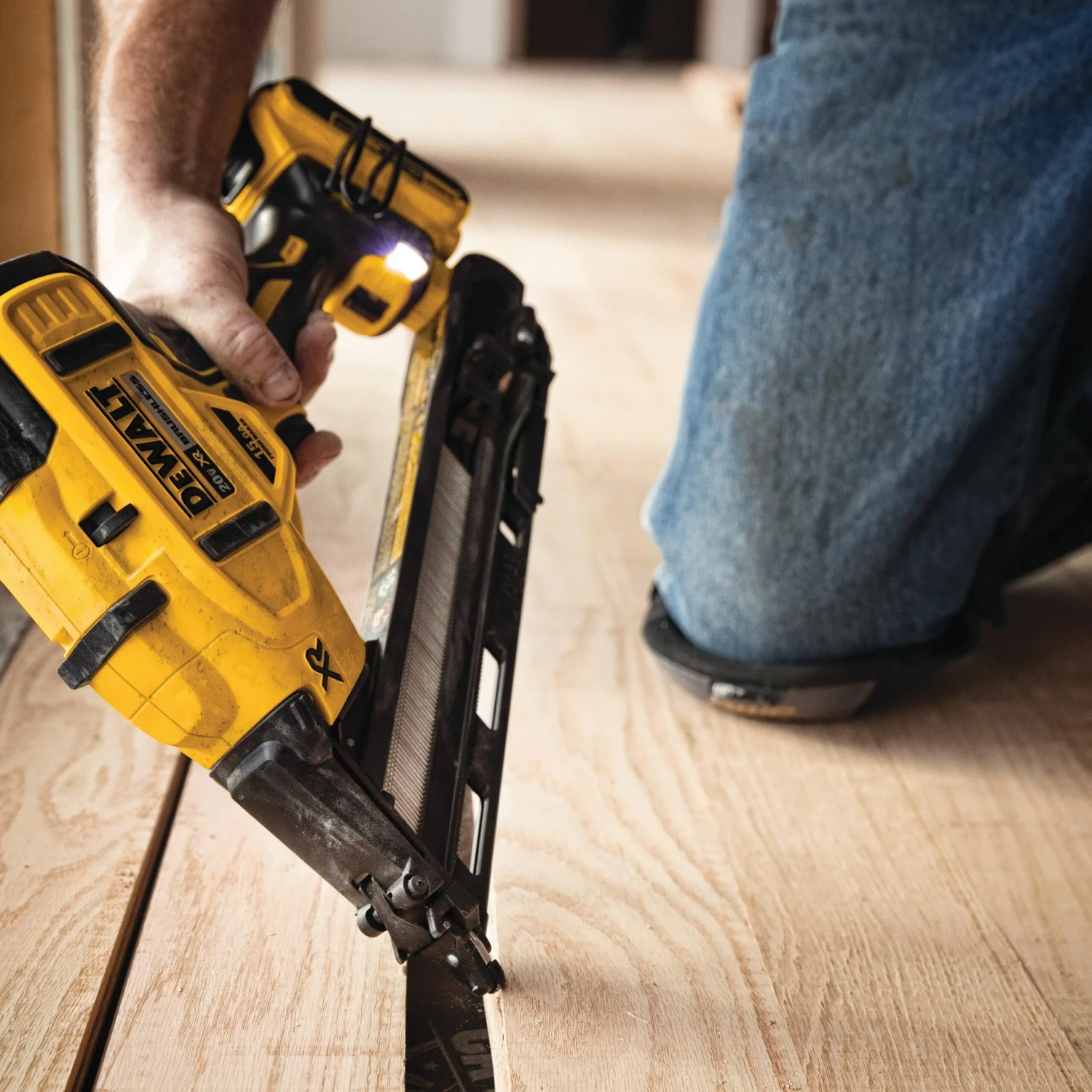 DeWalt DCN650D1 Cordless Finish Nailer Kit - Image 5